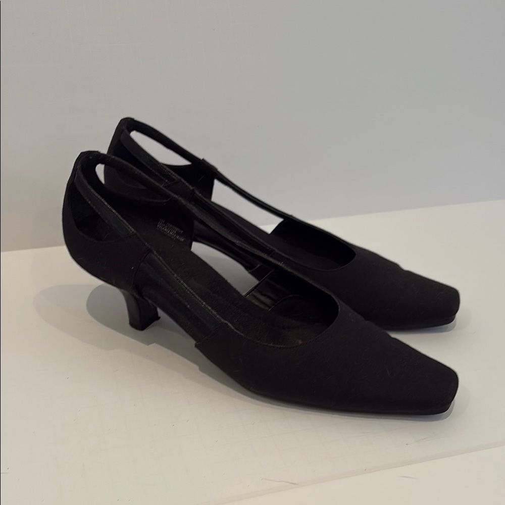 Elegant Black Women's Heels Aerosoles with Kitten Heel and Cut out